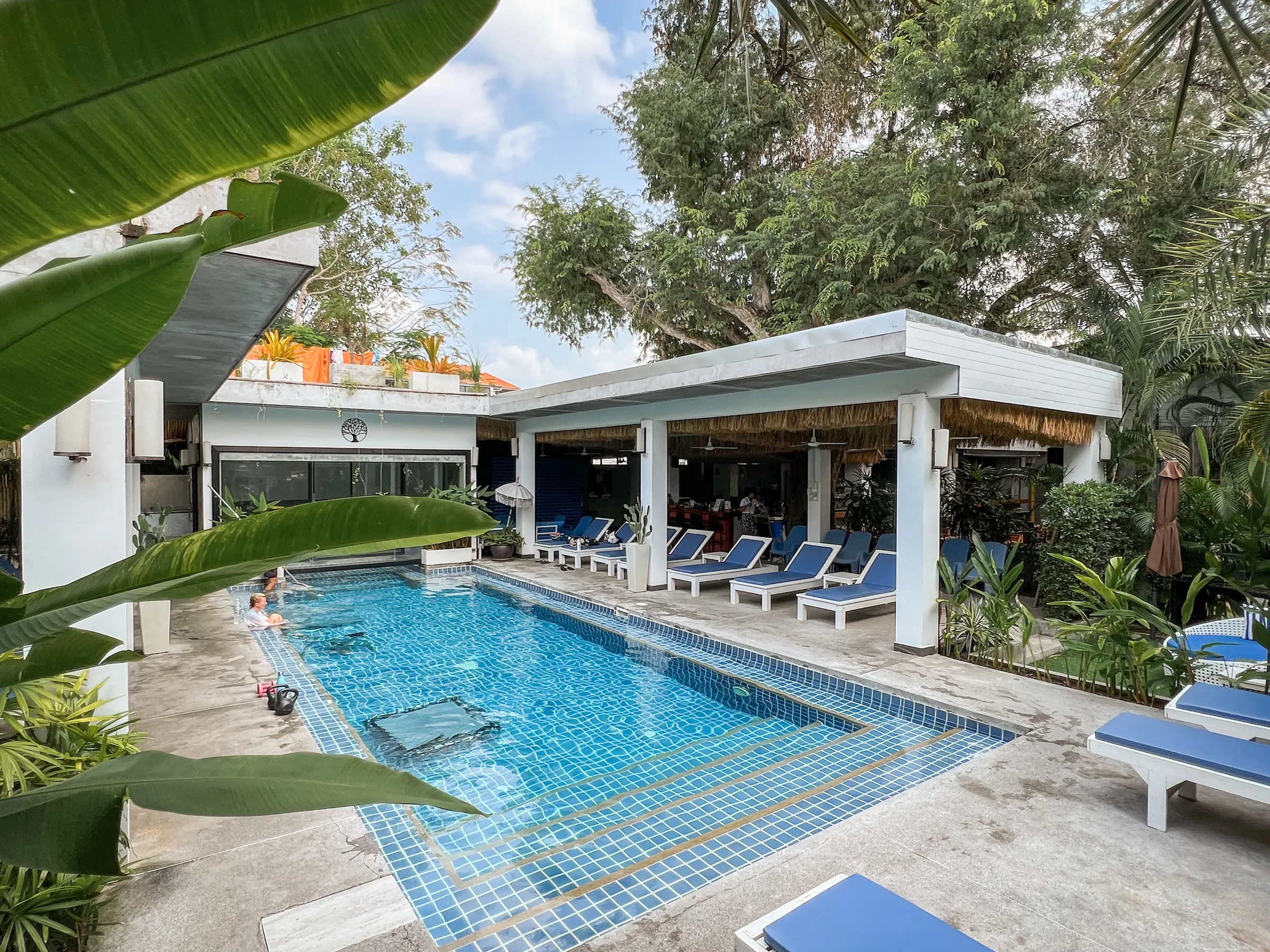 The garden and pool at Ton Mai Spa